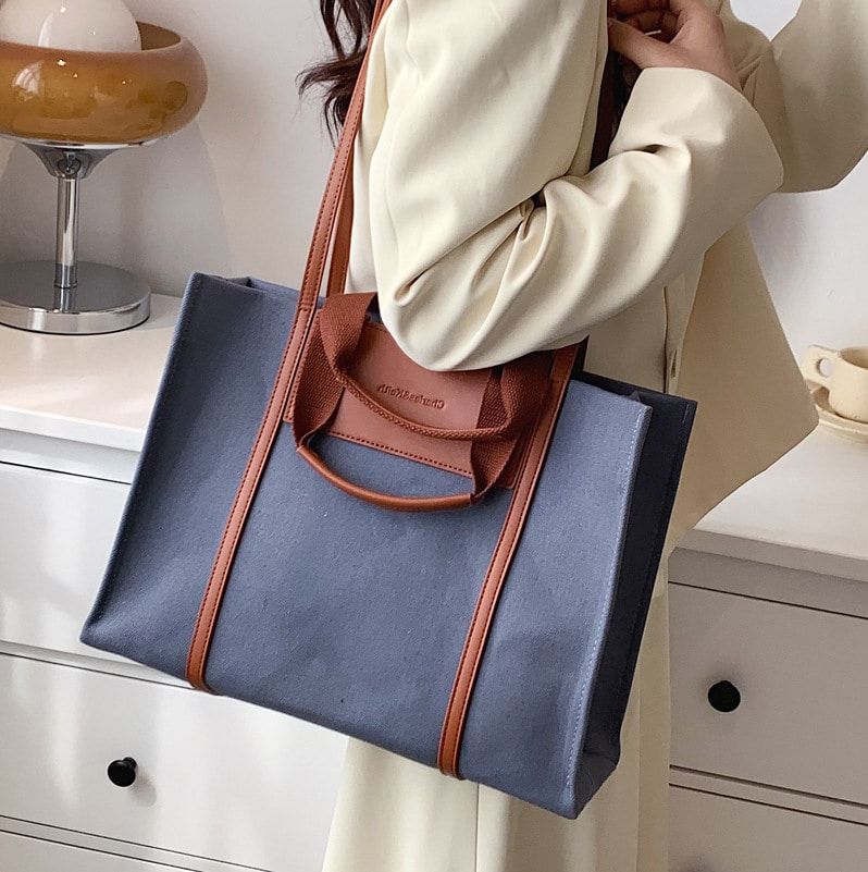 sac à bandoulière en toile bleue avec lanières en simili cuir