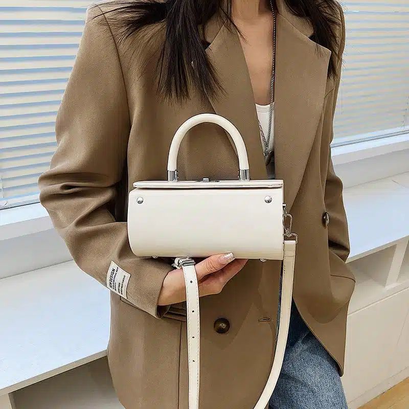 sac à main bandoulière en cuir pour femmes design épurée