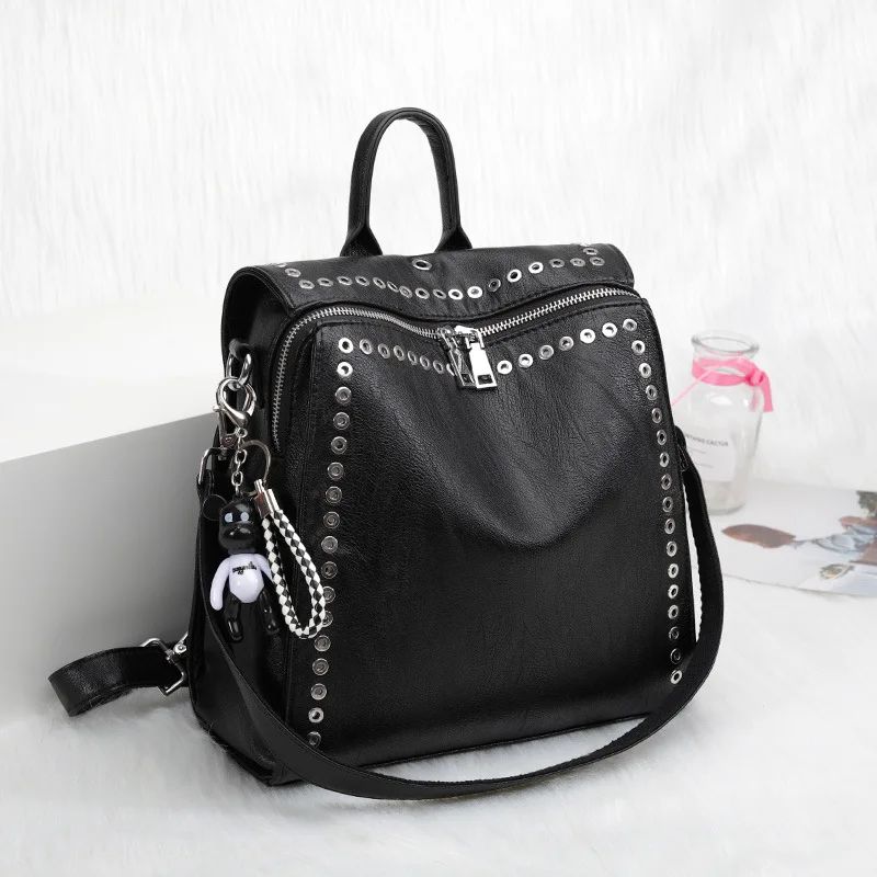 sac de voyage pour femme en cuir type sac à dos clouté