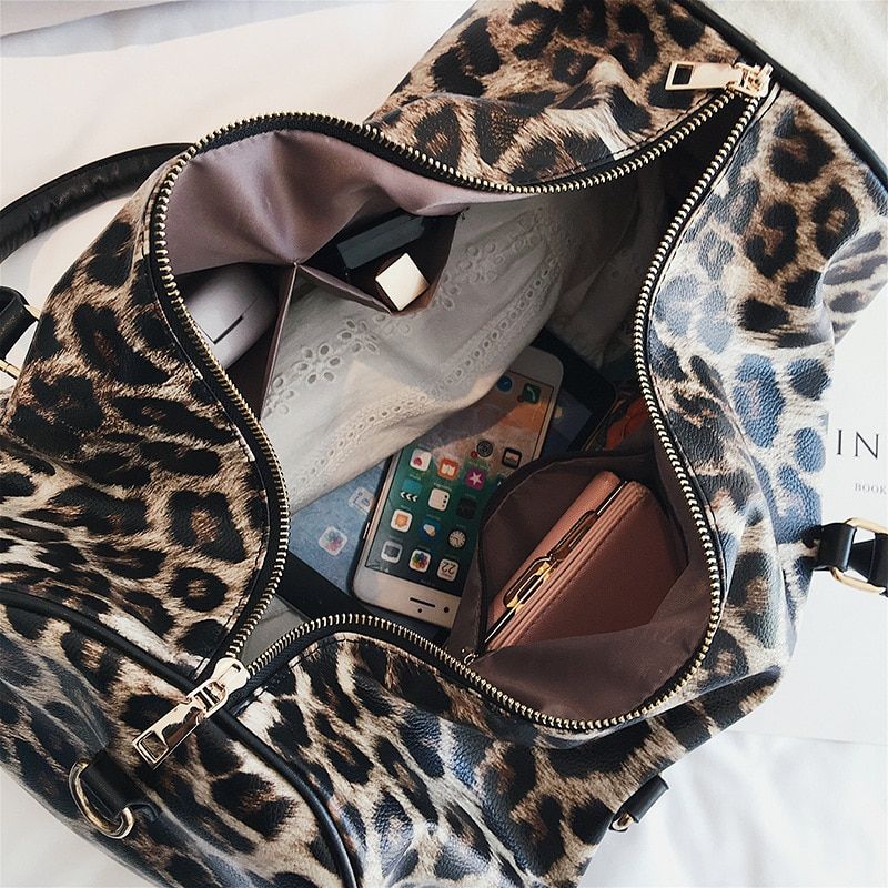 sac fourre tout en simili cuir imprimé léopard