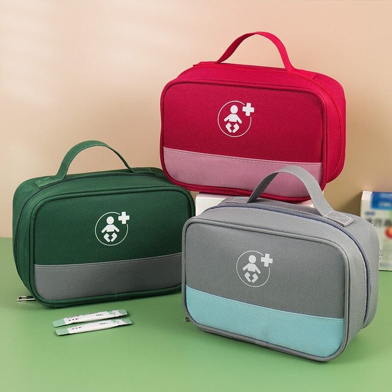 trousse de secours pour bébé en voyage rouge
