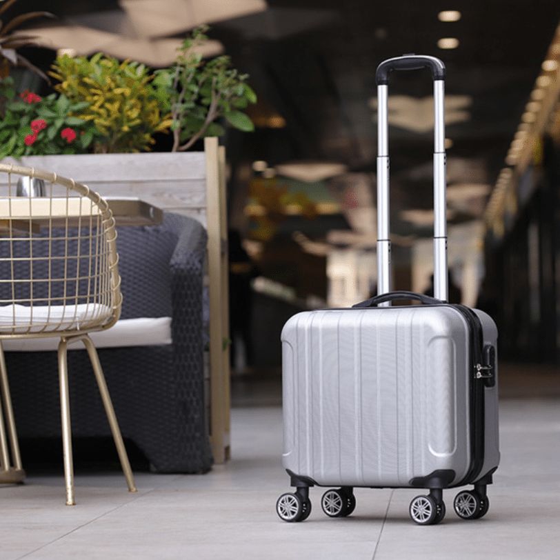 valise à roulettes avec poignée de traction en plastique