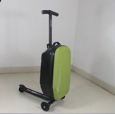 valise trottinette verte en plastique avec frein